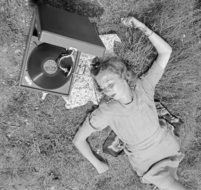 Impression encadrée : Freizeit. Une jeune femme avec un gramophone Electrola et un disque de Impression encadrée : Freizeit. Une jeune femme avec un gramophone Electrola et un disque de