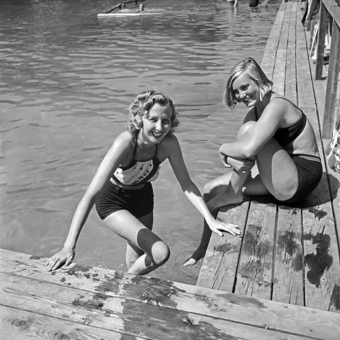 Impresión enmarcada : Freizeit. Dos jóvenes mujeres en un puente de paso al lago bañista en Austria Impresión enmarcada : Freizeit. Dos jóvenes mujeres en un puente de paso al lago bañista en Austria