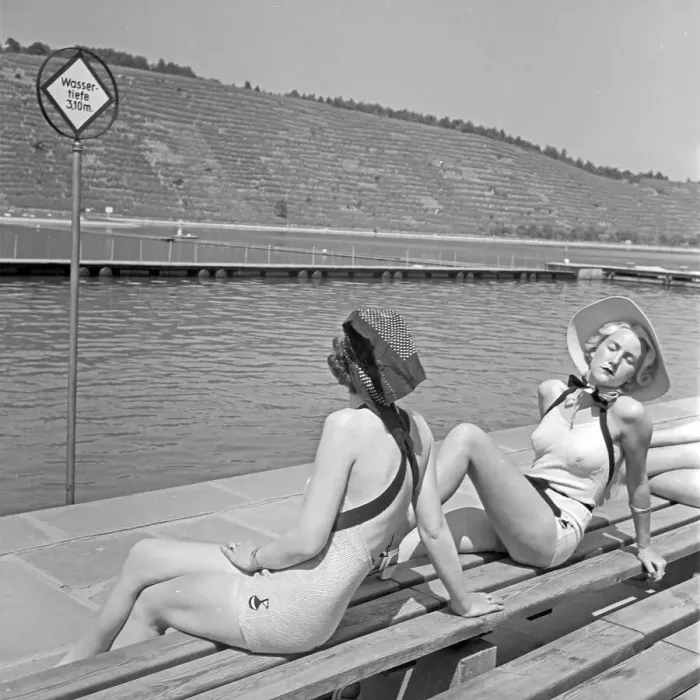 Stampa con cornice : Freizeit. Due donne si godono il sole in Germania negli anni '30 Stampa con cornice : Freizeit. Due donne si godono il sole in Germania negli anni '30