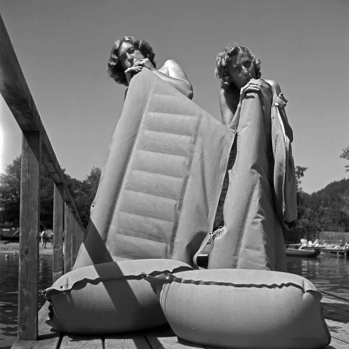 Impression encadrée : Freizeit. Les invités de bain soufflent leurs coussinets en air sur le Impression encadrée : Freizeit. Les invités de bain soufflent leurs coussinets en air sur le