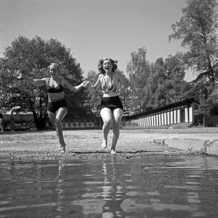 Impression encadrée : Freizeit. Les invités se baignent et sautent dans l'eau d'un lac en Autriche Impression encadrée : Freizeit. Les invités se baignent et sautent dans l'eau d'un lac en Autriche