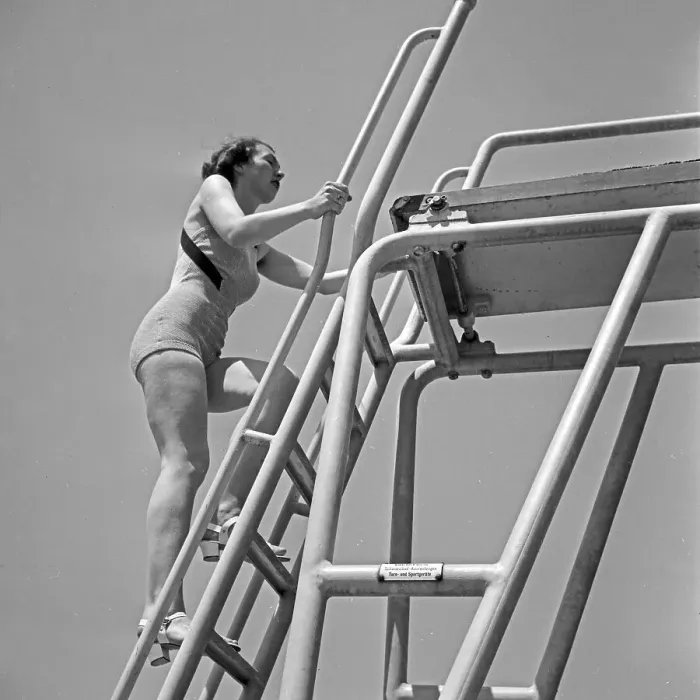 Impression encadrée : Freizeit. Une jeune femme monte sur le planche de saut dans un bassin d'essais Impression encadrée : Freizeit. Une jeune femme monte sur le planche de saut dans un bassin d'essais