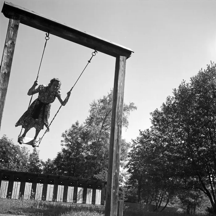 Gerahmter Druck : Freizeit. Eine junge Frau steht in einer Schaukel, Österreich Ende der 1930er Jahre