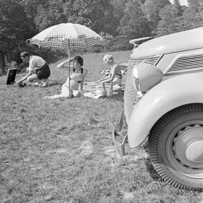 Gerahmter Druck : Freizeit. Ein Mann und zwei Frauen bei dem Picknick vor einem Ford F-4 / 80