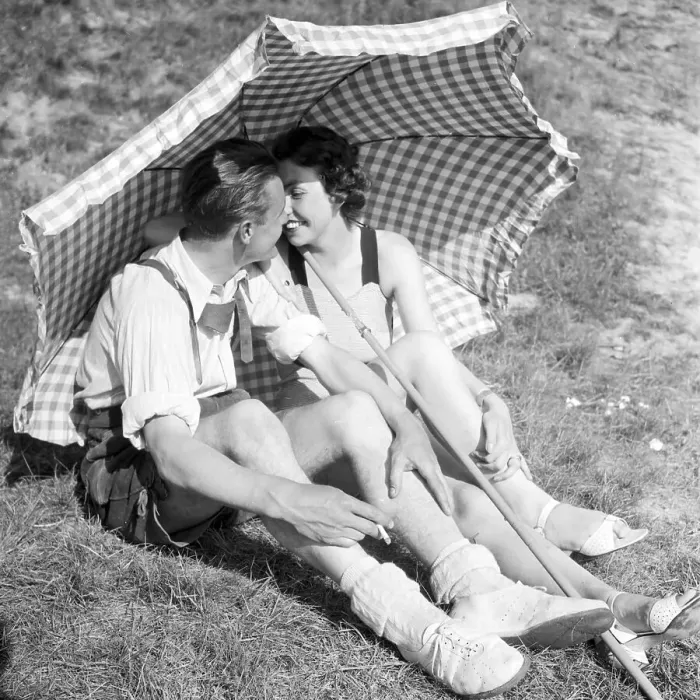 Gerahmter Druck : Freizeit. Junges Paar unter einem Sonnenscheinschirm in Deutschland der 1930er Jahre Gerahmter Druck : Freizeit. Junges Paar unter einem Sonnenscheinschirm in Deutschland der 1930er Jahre