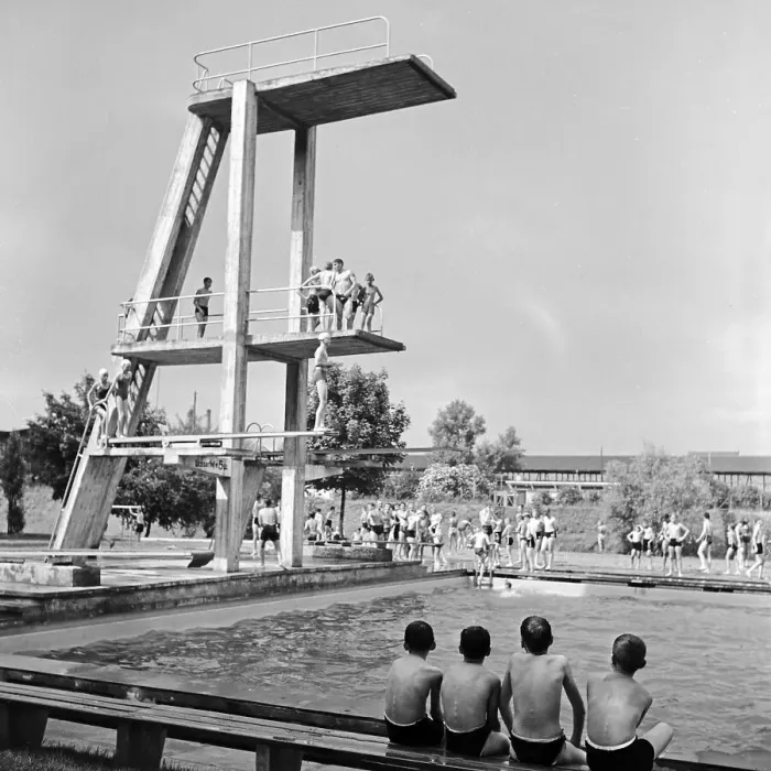 Impression encadrée : Freizeit. Le Sprongturm dans un bassin de bain à proximité de Stuttgart Impression encadrée : Freizeit. Le Sprongturm dans un bassin de bain à proximité de Stuttgart