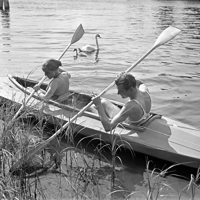 Framed Print : Freizeit. Ein Mann und eine Frau stoßen sich in einem Klepper Faltboot vom Ufer ab Framed Print : Freizeit. Ein Mann und eine Frau stoßen sich in einem Klepper Faltboot vom Ufer ab