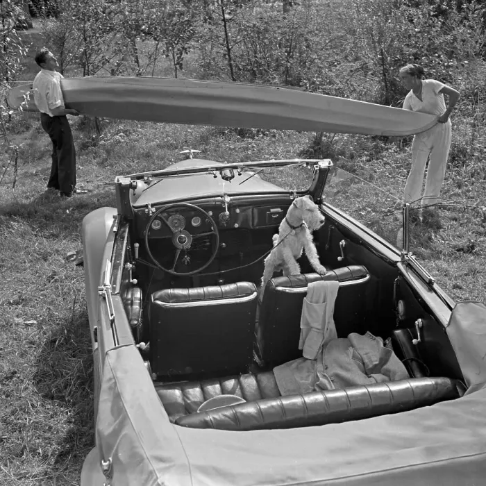 Impression encadrée : Freizeit. Un homme et une femme portent un bateau pliable Klepper devant