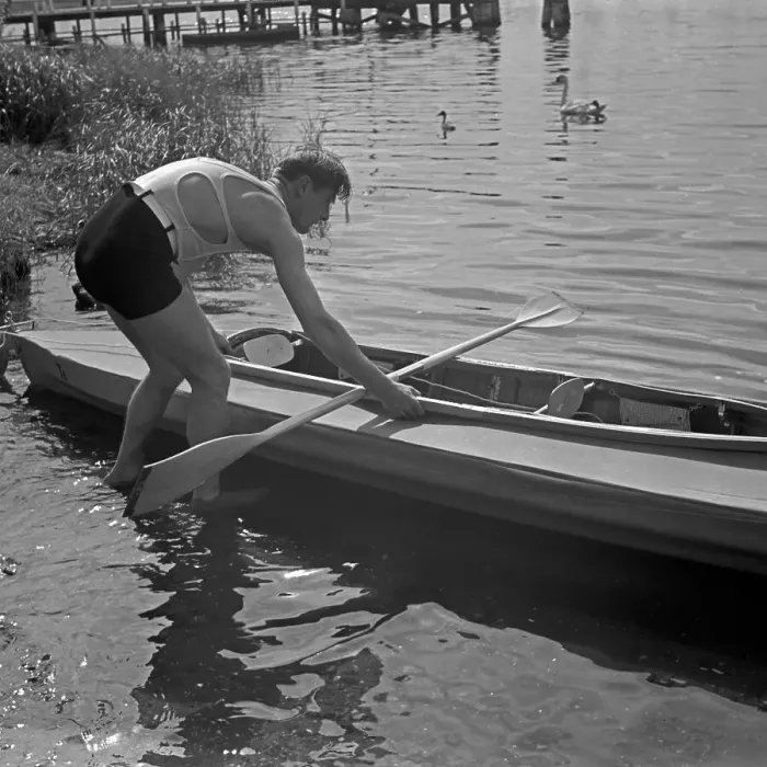Gerahmter Druck : Freizeit. Ein Mann auf dem Ufer eines Sees mit einem Faltenboote von der Gerahmter Druck : Freizeit. Ein Mann auf dem Ufer eines Sees mit einem Faltenboote von der