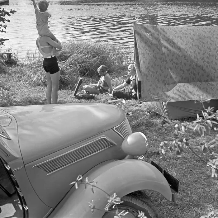 Gerahmter Druck : Freizeit. Eine Familie bei einem Campingausflug am Ufer eines Sees vor Gerahmter Druck : Freizeit. Eine Familie bei einem Campingausflug am Ufer eines Sees vor