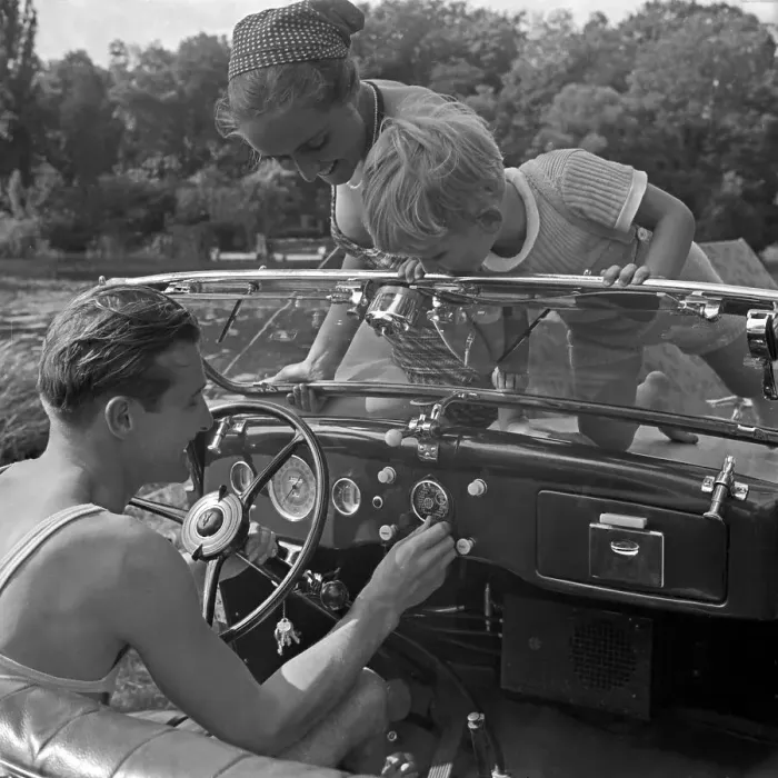 Gerahmter Druck : Freizeit. Ein Mann am Steuer eines Ford V8 Cabrio