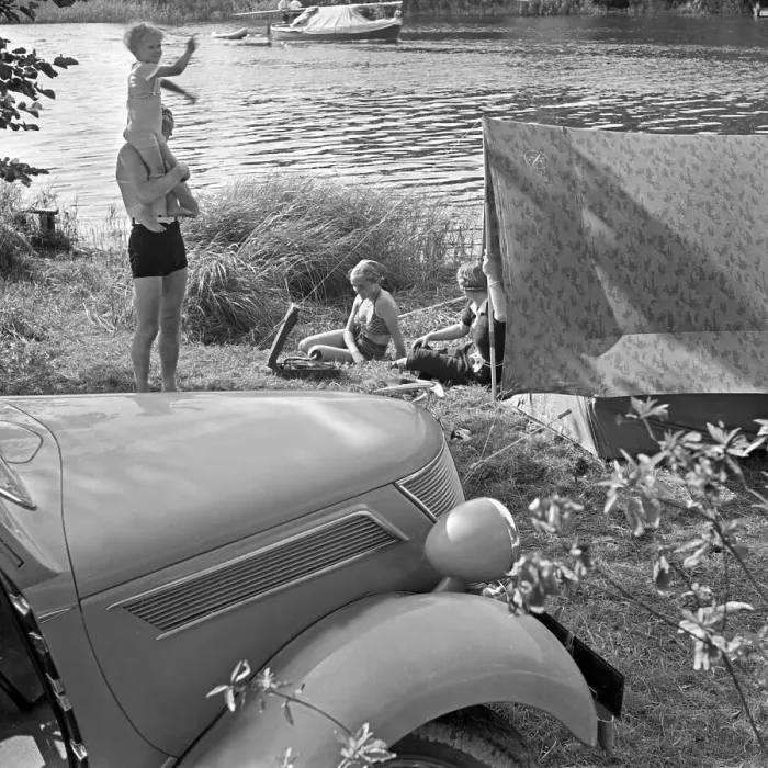 Framed Print : Freizeit. Eine Familie bei einem Campingausflug am Ufer eines Sees Framed Print : Freizeit. Eine Familie bei einem Campingausflug am Ufer eines Sees