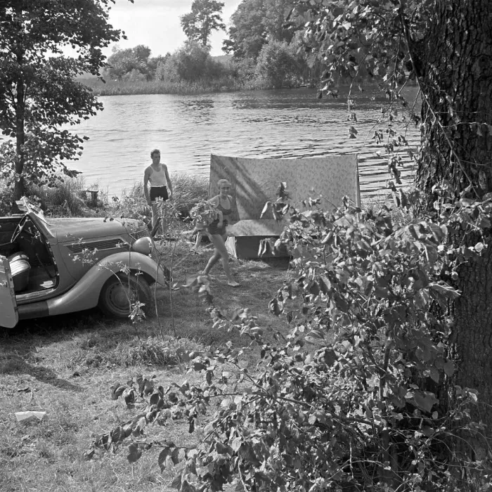 Gerahmter Druck : Freizeit. Mit dem Ford V8-Cabriolet und dem Klepperschirmzelt am See