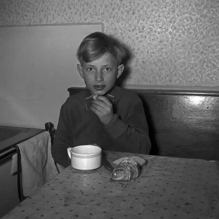 Impresión enmarcada : Frühstück. Un niño a su desayuno, Alemania décadas de 50 Impresión enmarcada : Frühstück. Un niño a su desayuno, Alemania décadas de 50