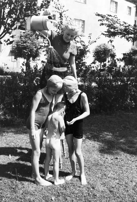 Stampa con cornice : Garten. Una famiglia nel loro giardino, Germania anni '30 Stampa con cornice : Garten. Una famiglia nel loro giardino, Germania anni '30