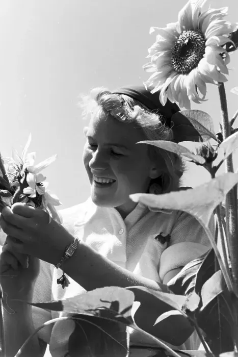 Stampa con cornice : Garten. Una famiglia nel loro giardino, Germania anni '30