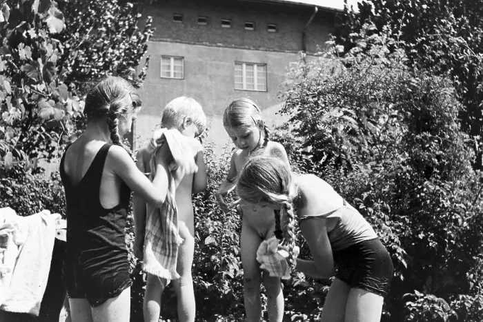 Framed Print : Garten. Eine Familie in ihrem Garten, Deutsches Reich 1930er Jahre