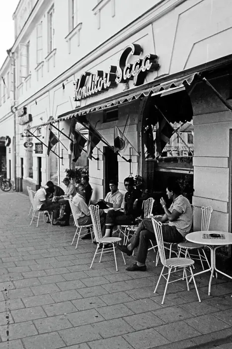Framed Print : Gäste im Café Framed Print : Gäste im Café