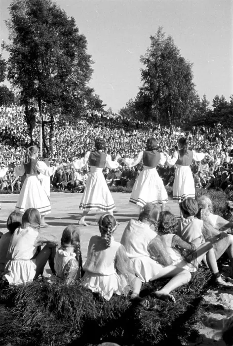 Framed Print : Germany - A folk dance scene at the Heidefest in Schneverdingen Framed Print : Germany - A folk dance scene at the Heidefest in Schneverdingen