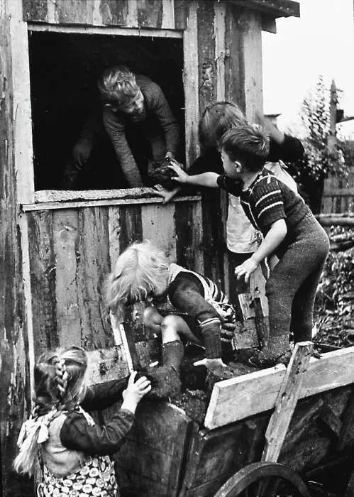 Framed Print : Germany - Deutschland ca. 1950, Emsland, Kinder von Umsiedlern beim Spielen Framed Print : Germany - Deutschland ca. 1950, Emsland, Kinder von Umsiedlern beim Spielen