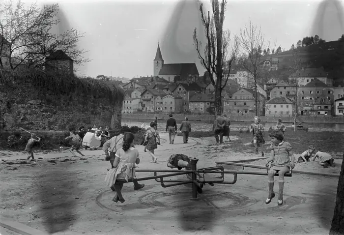 Impression encadrée : Germany. Allemagne - Forêt de Bavière, Passau environ 1950, Enfants sur un parc à jouets Impression encadrée : Germany. Allemagne - Forêt de Bavière, Passau environ 1950, Enfants sur un parc à jouets