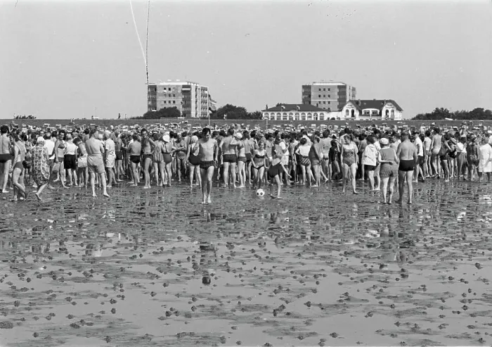 Stampa con cornice : Germany. Germania - Germania circa il 1950, persone al mare, spiaggia Stampa con cornice : Germany. Germania - Germania circa il 1950, persone al mare, spiaggia