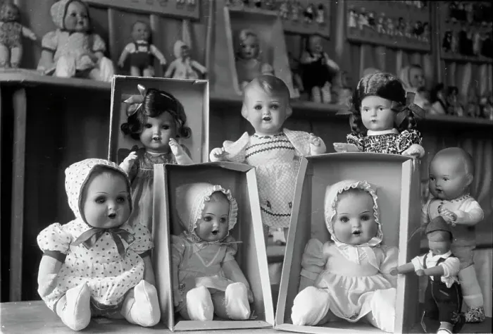 Impression encadrée : Germany. Allemagne - Allemagne environ 1950, poupées de la fabrique de jouets à Thuringe Impression encadrée : Germany. Allemagne - Allemagne environ 1950, poupées de la fabrique de jouets à Thuringe