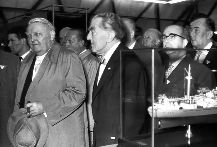 Impresión enmarcada : Germany. Alemania - Feria de la industria alemana 1961 en Hanover, Prof. Dr. Ludwig Erhard