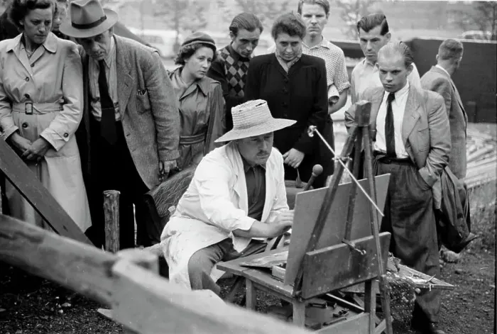 Stampa con cornice : Germany. Germania - Germania circa il 1950, passanti guardano un artista Stampa con cornice : Germany. Germania - Germania circa il 1950, passanti guardano un artista