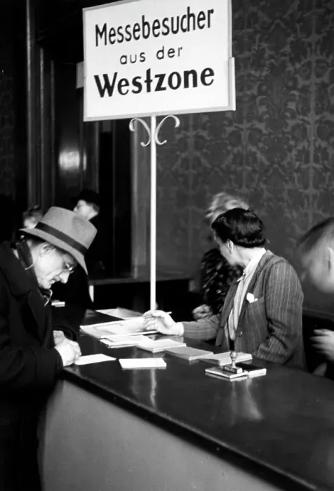 Impresión enmarcada : Germany. Alemania - Messe de Leipzigo, 1949. Visitantes del Zona Oeste