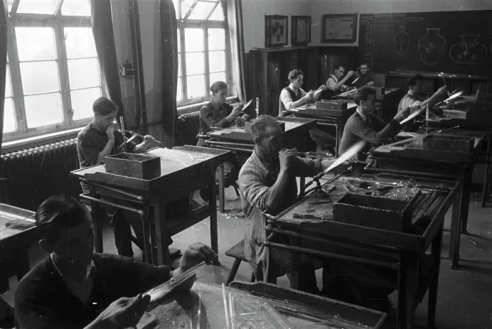 Stampa con cornice : Germany. Germania - Germania circa il 1950, Turingia, falegname presso la lezione Stampa con cornice : Germany. Germania - Germania circa il 1950, Turingia, falegname presso la lezione