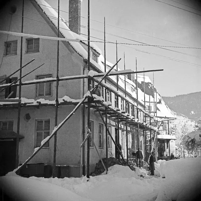 Stampa con cornice : Gerüst. Un germe di costruzione su un casa, Germania anni '50 Stampa con cornice : Gerüst. Un germe di costruzione su un casa, Germania anni '50