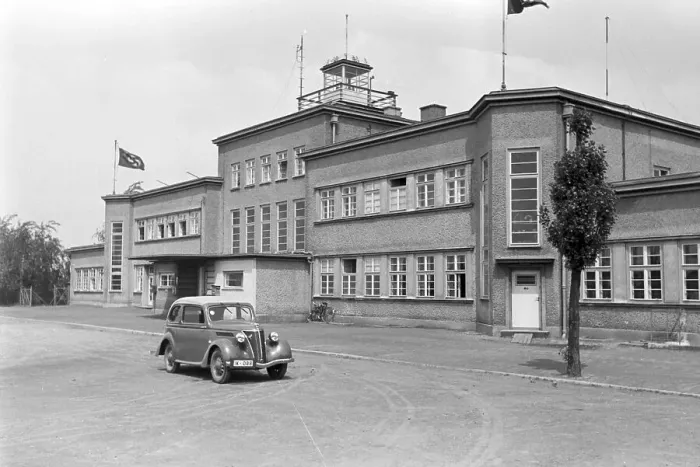 Impresión enmarcada : Gleiwitz. Una viaje a Gleiwitz en Silesia Superior, Alemania de los años treinta Impresión enmarcada : Gleiwitz. Una viaje a Gleiwitz en Silesia Superior, Alemania de los años treinta