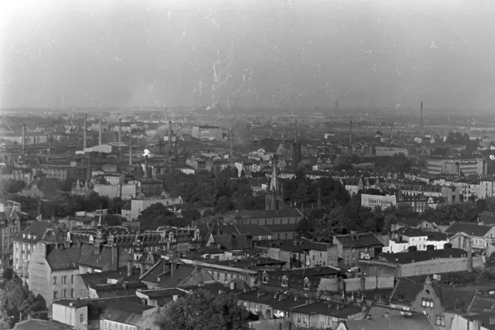 Gerahmter Druck : Ein Aufenthalt in Gleiwitz, Oberschlesien, Deutsches Reich 1930er Jahre. Gerahmter Druck : Ein Aufenthalt in Gleiwitz, Oberschlesien, Deutsches Reich 1930er Jahre.