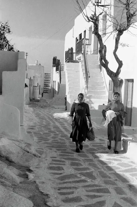 Impression encadrée : Greece. Deux femmes se promènent à travers un petit village de Mykonos en Grèce, années 50 Impression encadrée : Greece. Deux femmes se promènent à travers un petit village de Mykonos en Grèce, années 50