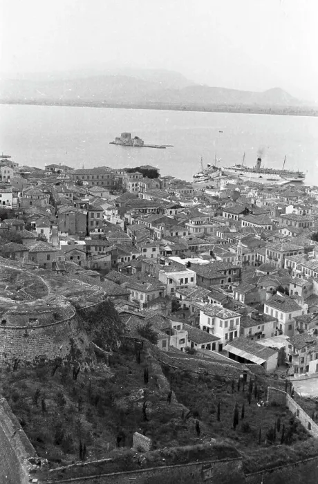 Impression encadrée : Greece. Vue sur la ville de Nauplie ou Náfplio en Grèce du Péloponnèse dans les années 50 Impression encadrée : Greece. Vue sur la ville de Nauplie ou Náfplio en Grèce du Péloponnèse dans les années 50