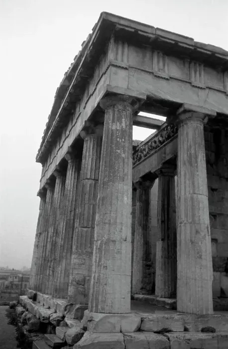 Stampa con cornice : Greece. Passeggiata turistica attraverso le rovine dell'antico Olimpia qui il Partenone Stampa con cornice : Greece. Passeggiata turistica attraverso le rovine dell'antico Olimpia qui il Partenone