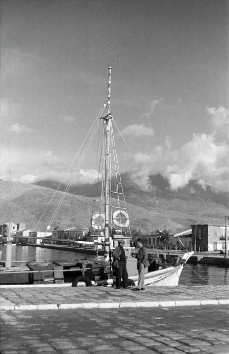 Impresión enmarcada : Greece. Un pequeño puerto en la ciudad pequeña de Itea con un barco vela Impresión enmarcada : Greece. Un pequeño puerto en la ciudad pequeña de Itea con un barco vela