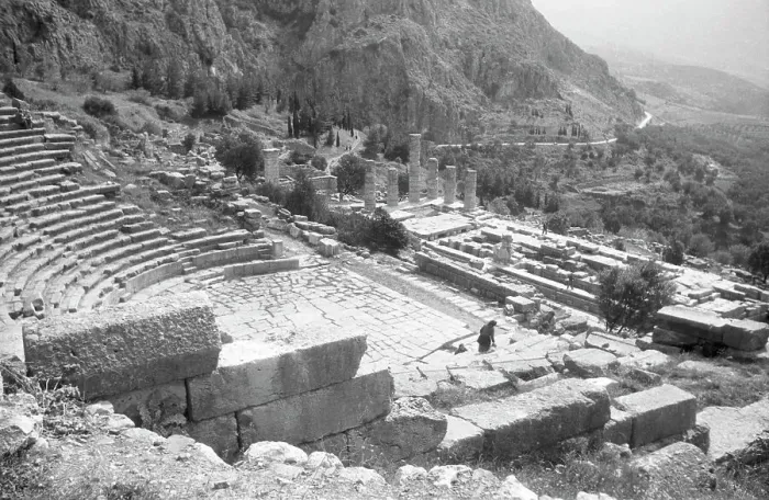 Stampa con cornice : Greece. Viaggio del turista attraverso le rovine dello stadio di Delfi