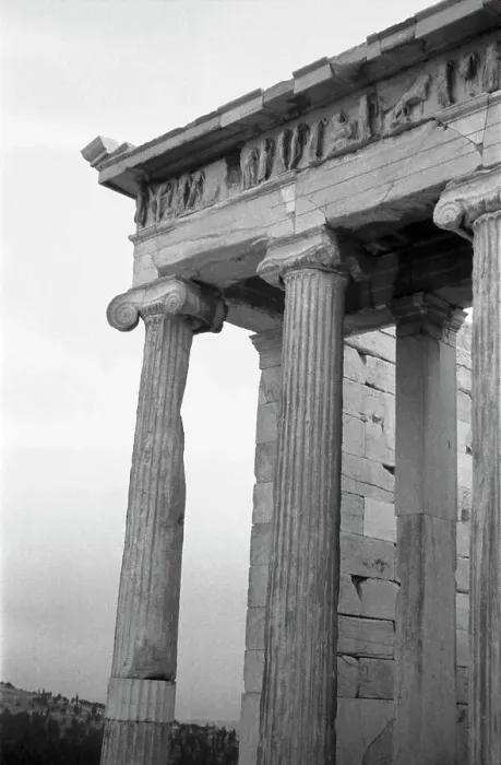 Stampa con cornice : Greece. Passeggiata turistica attraverso le rovine dell'antico Olimpia Stampa con cornice : Greece. Passeggiata turistica attraverso le rovine dell'antico Olimpia