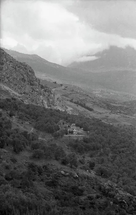 Impresión enmarcada : Greece. Blicke en el templo de Apolo en Delfos, Grecia décadas de los años cincuenta Impresión enmarcada : Greece. Blicke en el templo de Apolo en Delfos, Grecia décadas de los años cincuenta