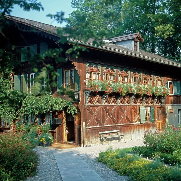 Gerahmter Druck : Gstaad. Holzhaus in der Gemeinde Gstaad im bernischen Oberland