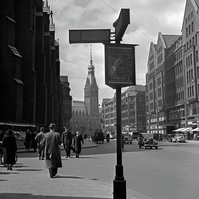 Framed Print : Hamburg. Die Mönckebergstraße mit Blick auf das Rathaus in Hamburg mit Passanten und Autos Framed Print : Hamburg. Die Mönckebergstraße mit Blick auf das Rathaus in Hamburg mit Passanten und Autos
