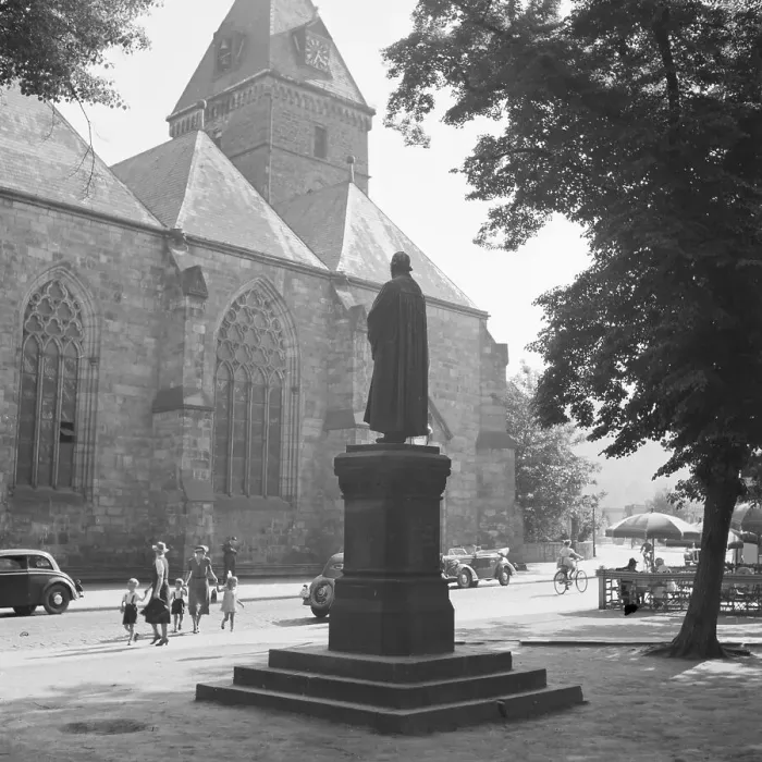Impression encadrée : Hameln. Monument du mémorial de l'église Saint-Boniface à la ville d'Hamel Impression encadrée : Hameln. Monument du mémorial de l'église Saint-Boniface à la ville d'Hamel