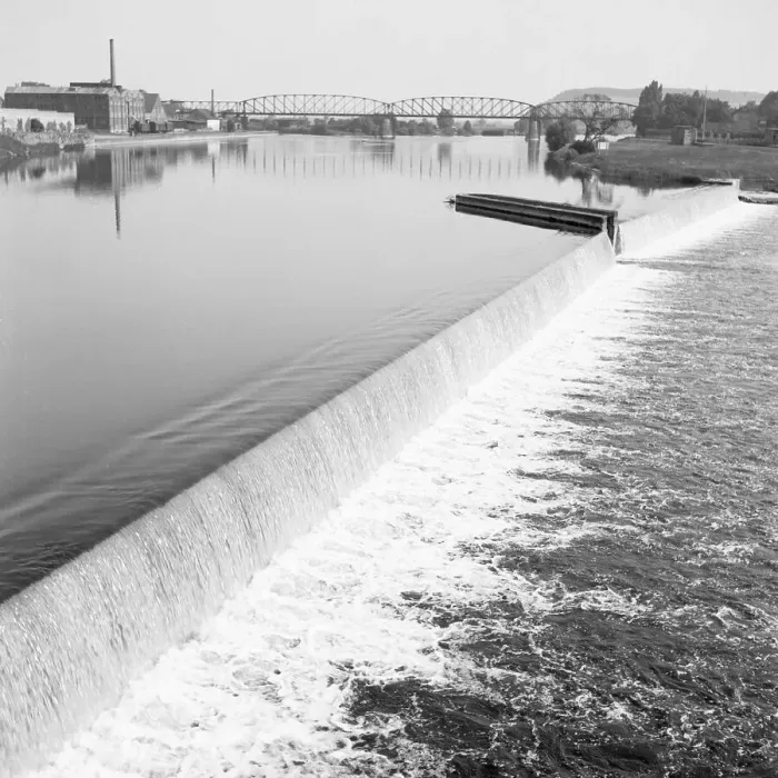 Impresión enmarcada : Hameln. Puentes sobre el río Weser cerca de Hamelín, Alemania décadas de 1930 Impresión enmarcada : Hameln. Puentes sobre el río Weser cerca de Hamelín, Alemania décadas de 1930