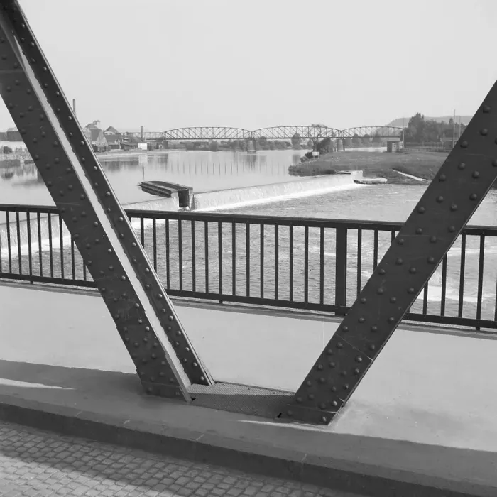 Gerahmter Druck : Hameln. Brücke über den Fluss Weser nahe von Hameln in Deutschland im Jahrzehnt