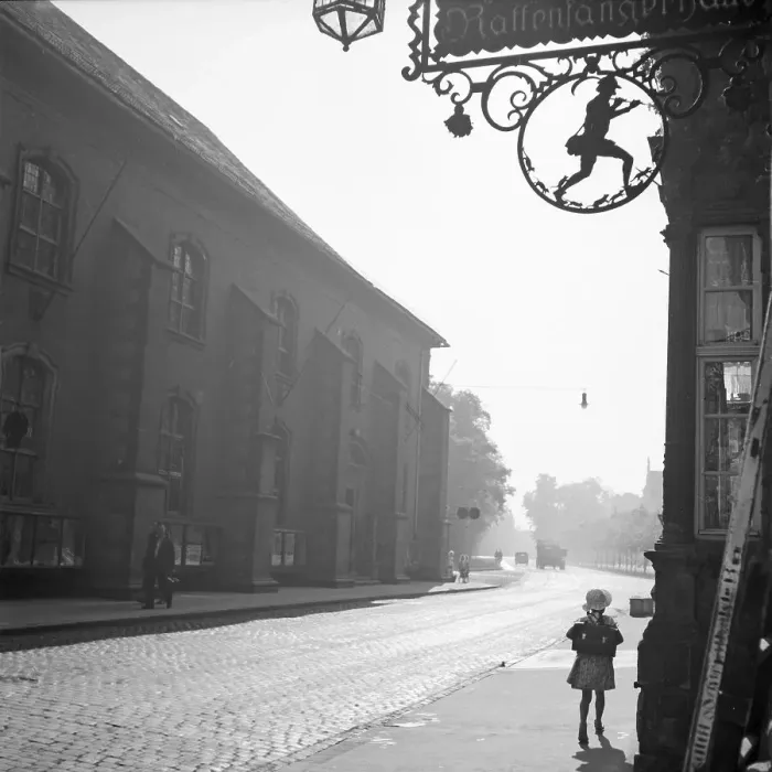 Impression encadrée : Hameln. Fille scolaire devant une maison avec le symbole du Ratonnier Pie Impression encadrée : Hameln. Fille scolaire devant une maison avec le symbole du Ratonnier Pie