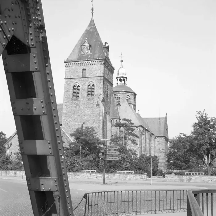 Framed Print : Hameln. Das Münster St. Bonifazius in Hameln an der Weser, Deutschland 1930er Jahre Framed Print : Hameln. Das Münster St. Bonifazius in Hameln an der Weser, Deutschland 1930er Jahre