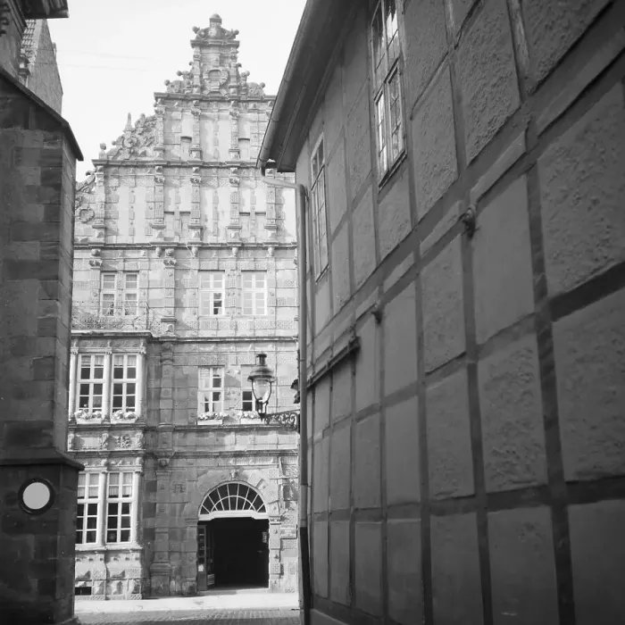 Framed Print : Hameln. Das Rattenfängerhaus in der Osterstraße in der Altstadt von Hameln an der Weser Framed Print : Hameln. Das Rattenfängerhaus in der Osterstraße in der Altstadt von Hameln an der Weser