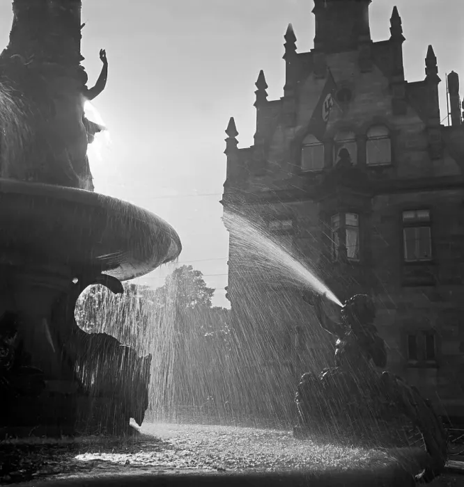 Framed Print : Hannover. Springbrunnen im Gegenlicht vor einem Stufengiebelhaus in Hannover Framed Print : Hannover. Springbrunnen im Gegenlicht vor einem Stufengiebelhaus in Hannover
